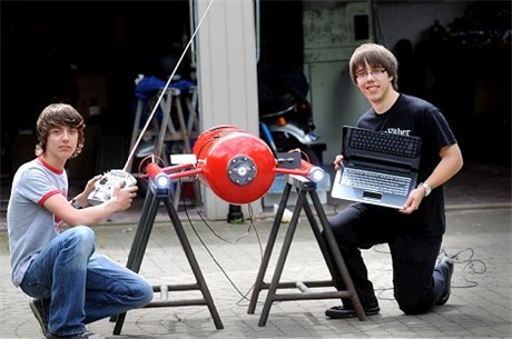 Michiel Celis and Maarten Vuerstaek posing with their submarine